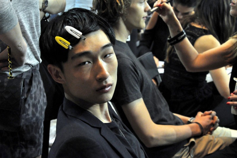 Backstage sfilata N°21: Sang Woo Kim al trucco