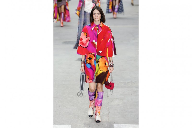 COME TRUCCARSI CON UN LOOK COLORATO EFFETTO RAINBOW: CHANEL