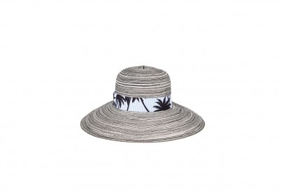 Come non vestirsi in città d’estate: il cappello a tesa larga