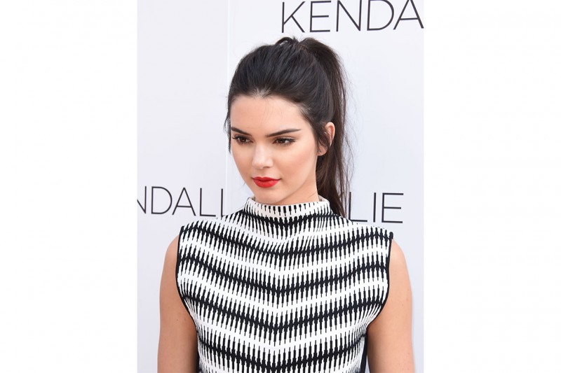 KENDALL JENNER CAPELLI: PONY TAIL ALTA