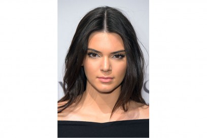 KENDALL JENNER CAPELLI: SCIOLTI E MORBIDI CON RIGA IN MEZZO