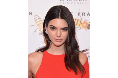 KENDALL JENNER CAPELLI: SCIOLTI E WAVY CON RIGA IN MEZZO