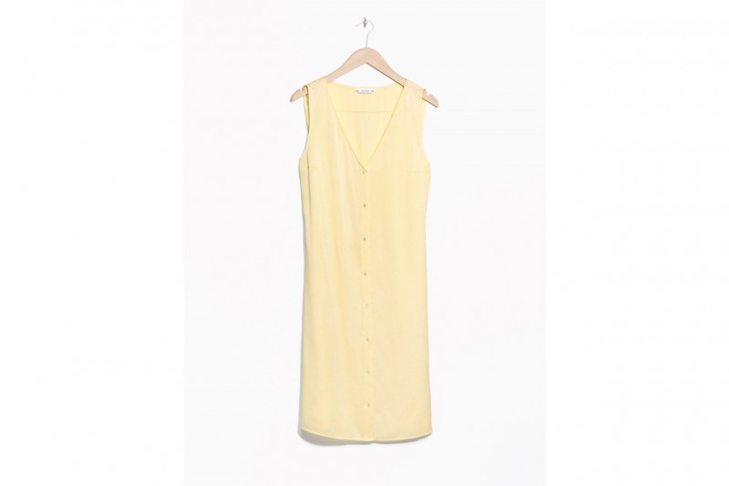 La tendenza dallo street style: l’abito giallo camomilla di &Other Stories