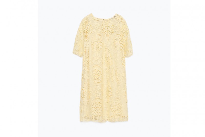 La tendenza dallo street style: l’abito giallo camomilla di ZARA