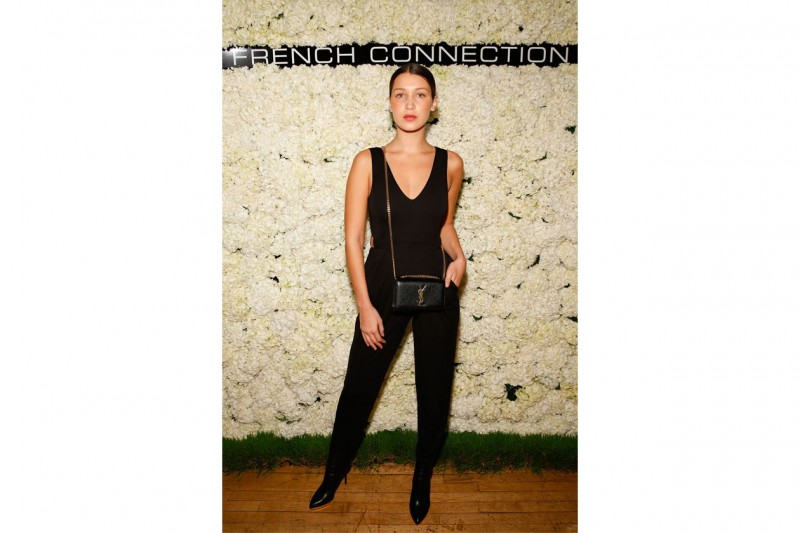 bella hadid: jumpsuit e tracolla Saint Laurent