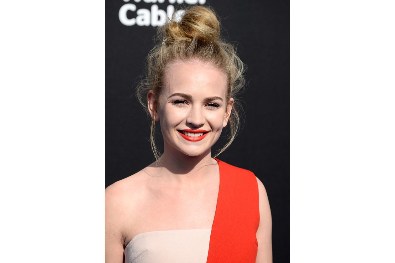 Capelli con chignon alto delle star: Britt Robertson