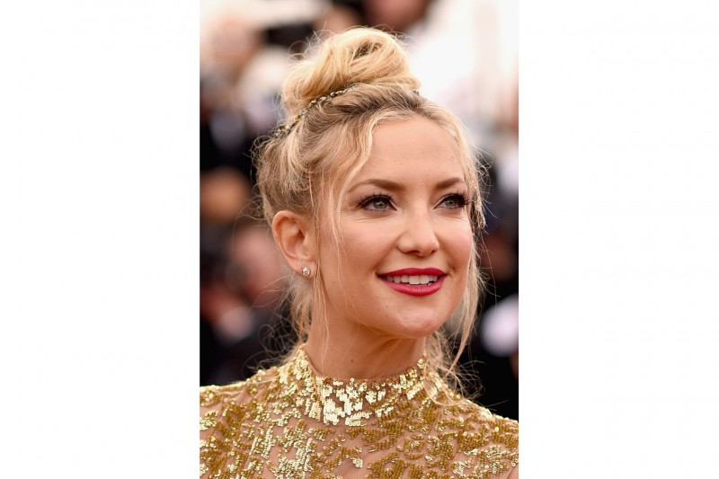 Capelli con chignon alto delle star: Kate Hudson