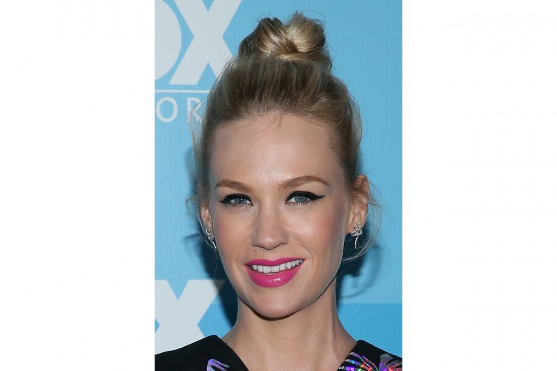 Capelli con chignon alto delle star: January Jones