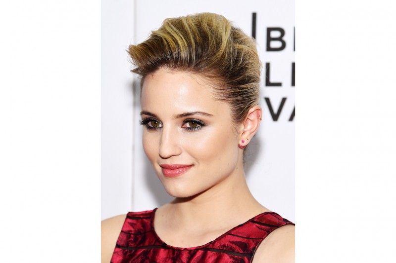 Dianna Agron capelli: raccolto con volume