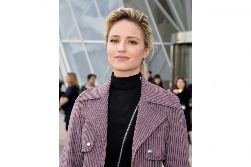 Dianna Agron capelli: coda bassa con ciuffo voluminoso