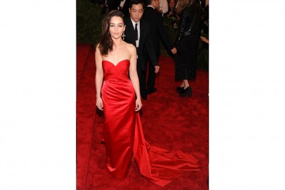 emilia clarke: in red (Ralph Lauren) per il…red carpet