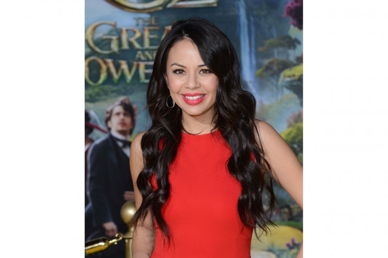 Janel Parrish trucco: base impeccabile