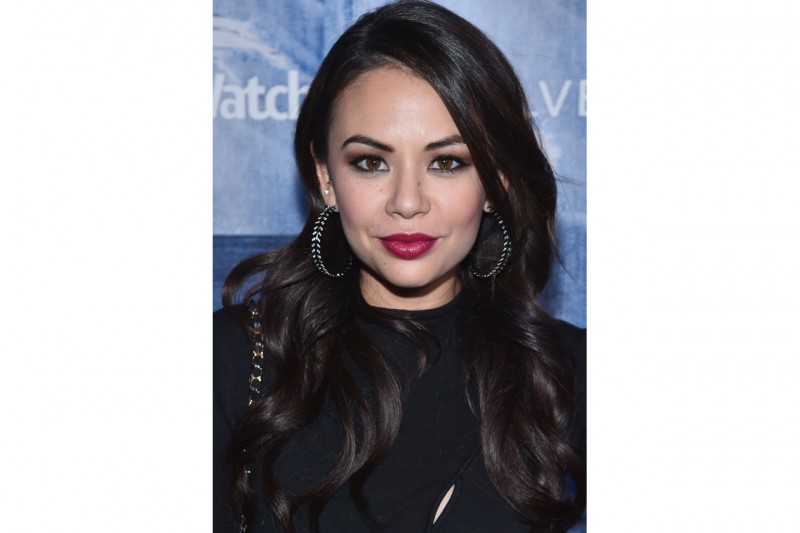 Janel Parrish trucco: labbra rosso rubino