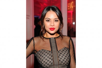 Janel Parrish trucco: labbra rosso fuoco