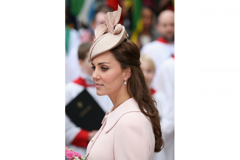 Kate Middleton capelli: semi raccolto con accessorio cipria