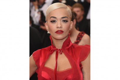 Rita Ora trucco: incarnato scolpito