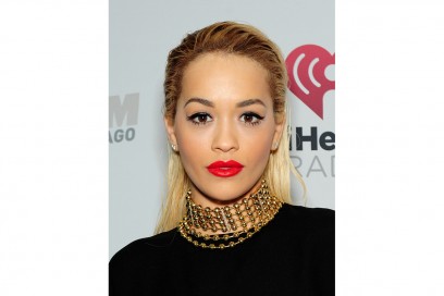 Rita Ora trucco: labbra rosso fuoco