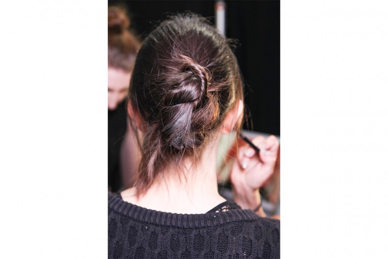 CAPELLI IN SPIAGGIA: chignon annodato