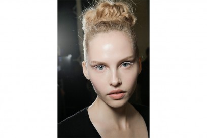 CAPELLI IN SPIAGGIA: chignon intrecciato