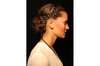 CAPELLI IN SPIAGGIA: updo intrecciato