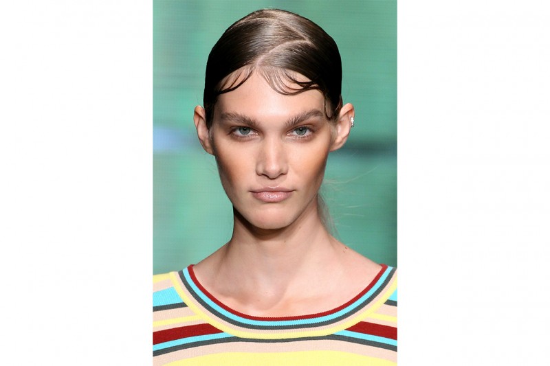 Capelli effetto bagnato: DKNY