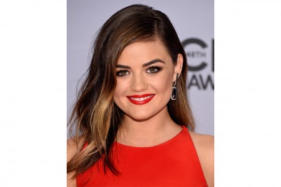 Lucy Hale beauty look: rossetto rosso