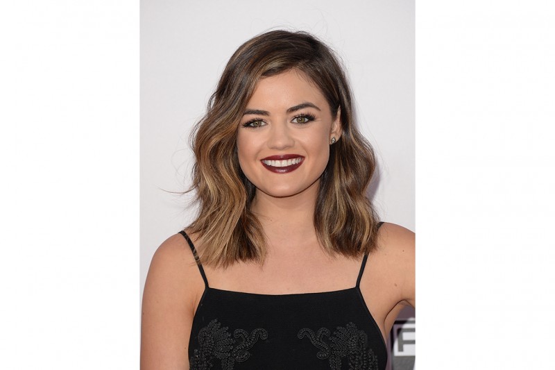 Lucy Hale beauty look: rossetto scuro