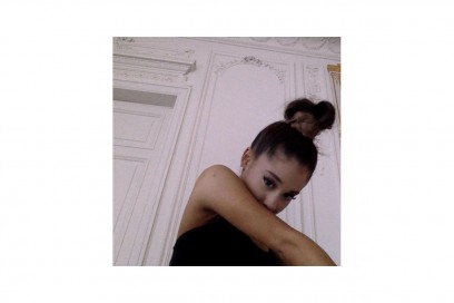 Ariana Grande capelli: chignon alto