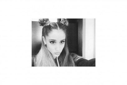 Ariana Grande capelli: mini chignon