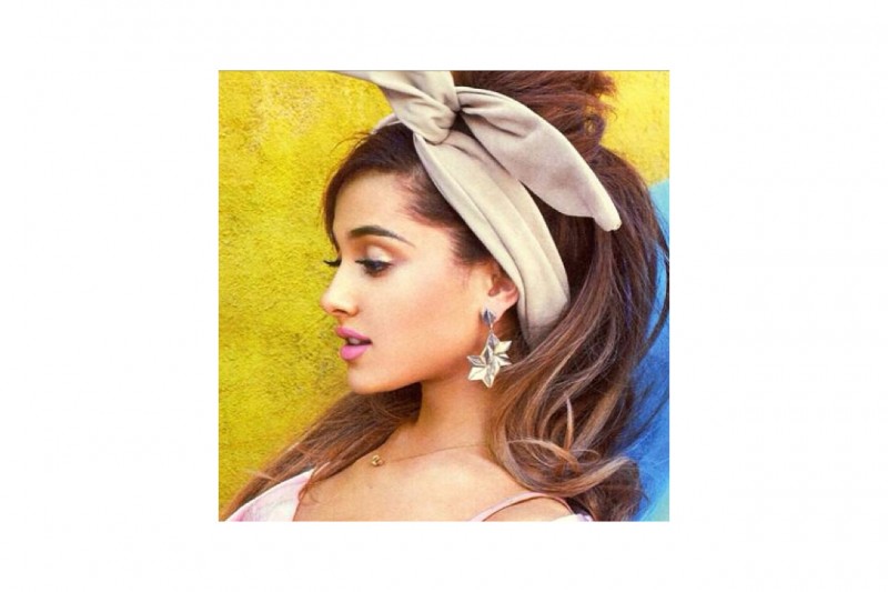 Ariana Grande capelli: fascia con fiocco