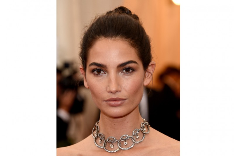 Lily Aldridge capelli: chignon alto