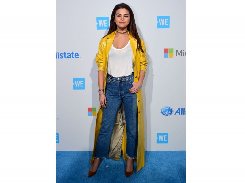 selena-gomez-trench-giallo