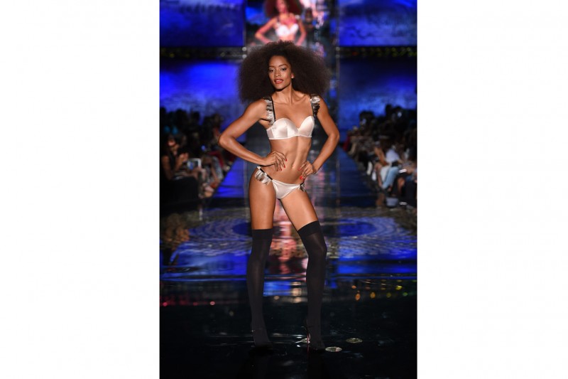 #tezenishow: la sfilata Tezenis con Rita Ora