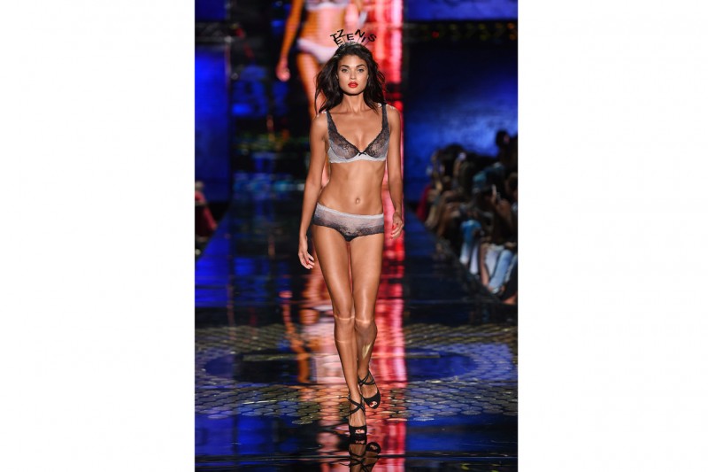 #tezenishow: la sfilata Tezenis con Rita Ora