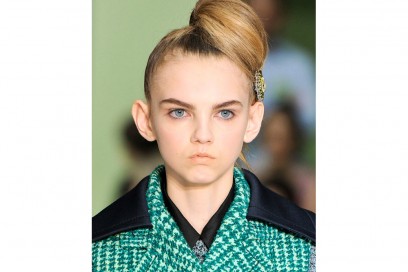 Prada capelli raccolti