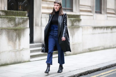 Street-style-giacca-in-pelle-e-jeans-con-orlo-a-vivo