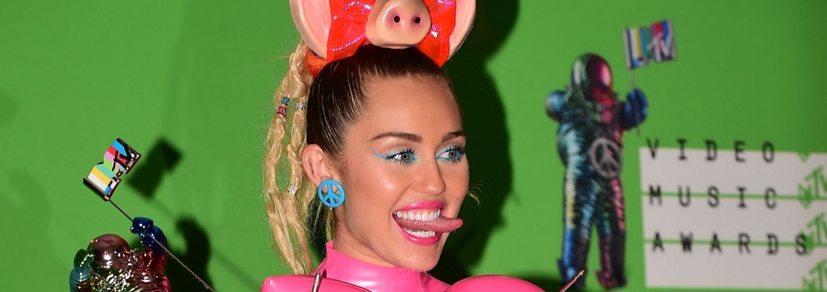 cover-miley-cyrus-i-make-up-desktop