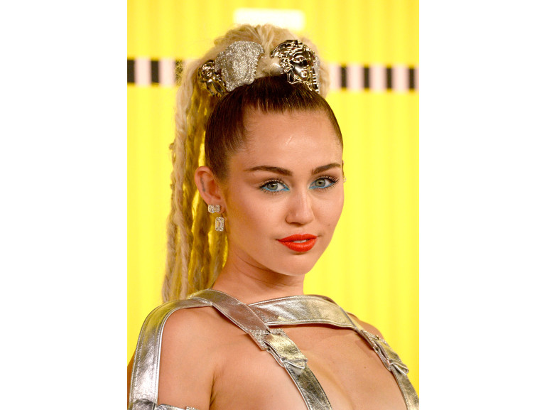 miley-cyrus-beauty-look-vma-2015-1