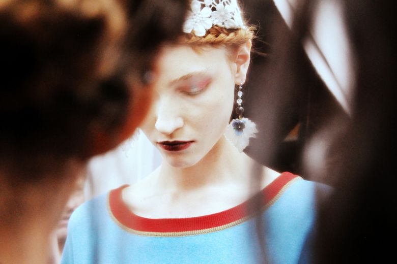 Beauty look rinascimentale nel backstage di Antonio Marras PE 2016