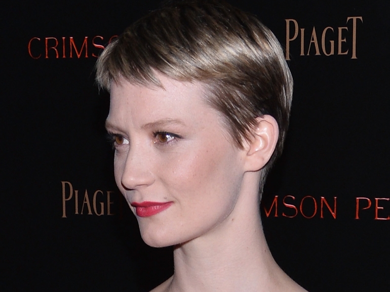 cover-mia-wasikowsa-capelli-i-suoi-mobile