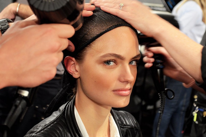 Beauty look ambrato per le surfer girl di Dsquared2 PE 2016