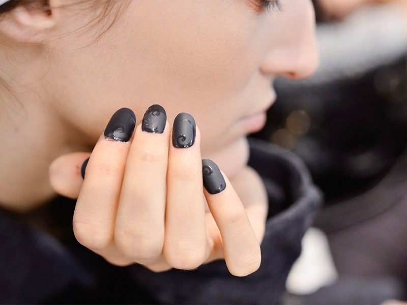 manicure-unghie-dark-autunno-inverno-2015-2016-sfilata-Antonio-Marras
