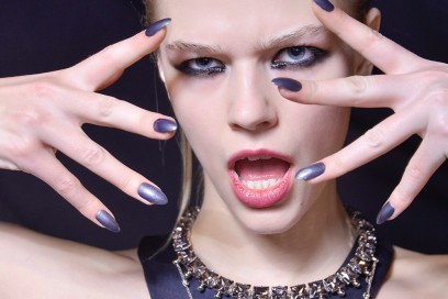 manicure-unghie-dark-autunno-inverno-2015-2016-sfilata-John-Richmond
