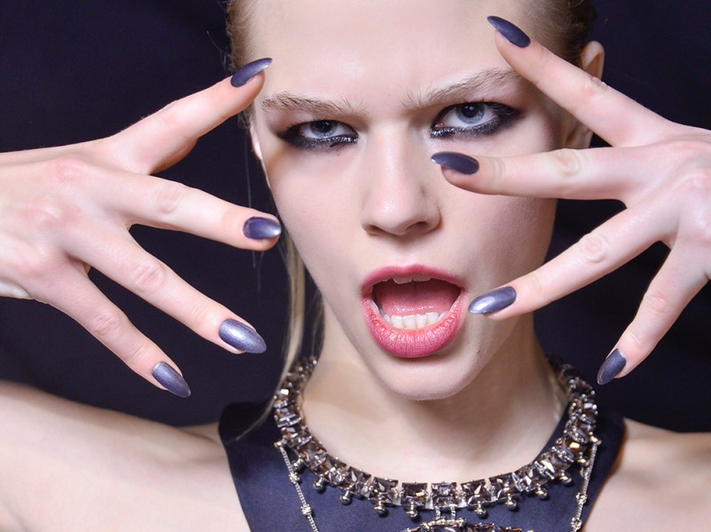 manicure-unghie-dark-autunno-inverno-2015-2016-sfilata-John-Richmond