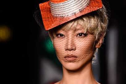 moschino-cappello-segnaletica-pe-2016