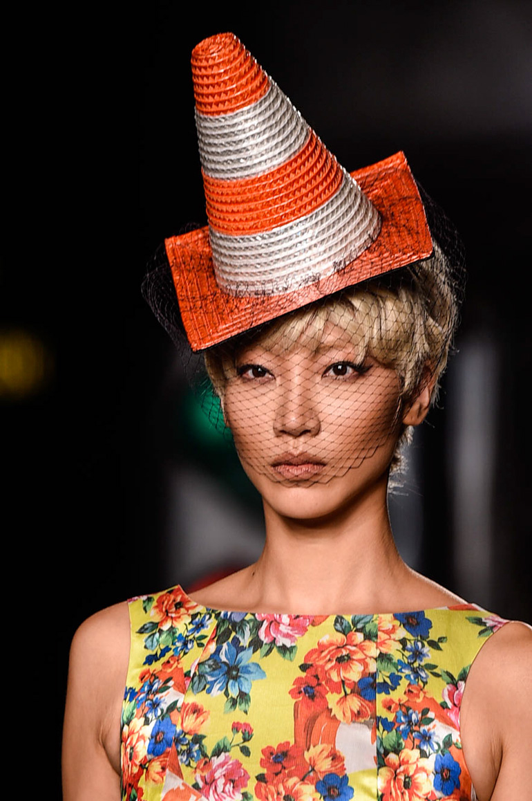 moschino-cappello-segnaletica-pe-2016