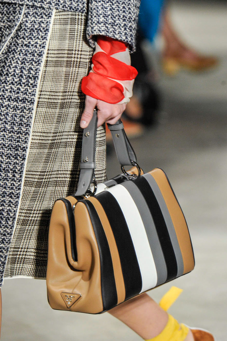 prada-borsa-righe-pe-2016