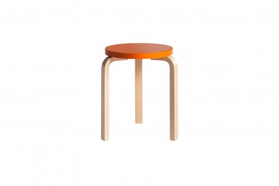 «Stool 60», lo sgabello impilabile progettato da Alvar Aalto nel 1933