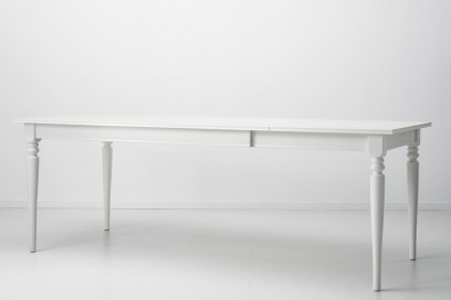 Un tavolo bianco