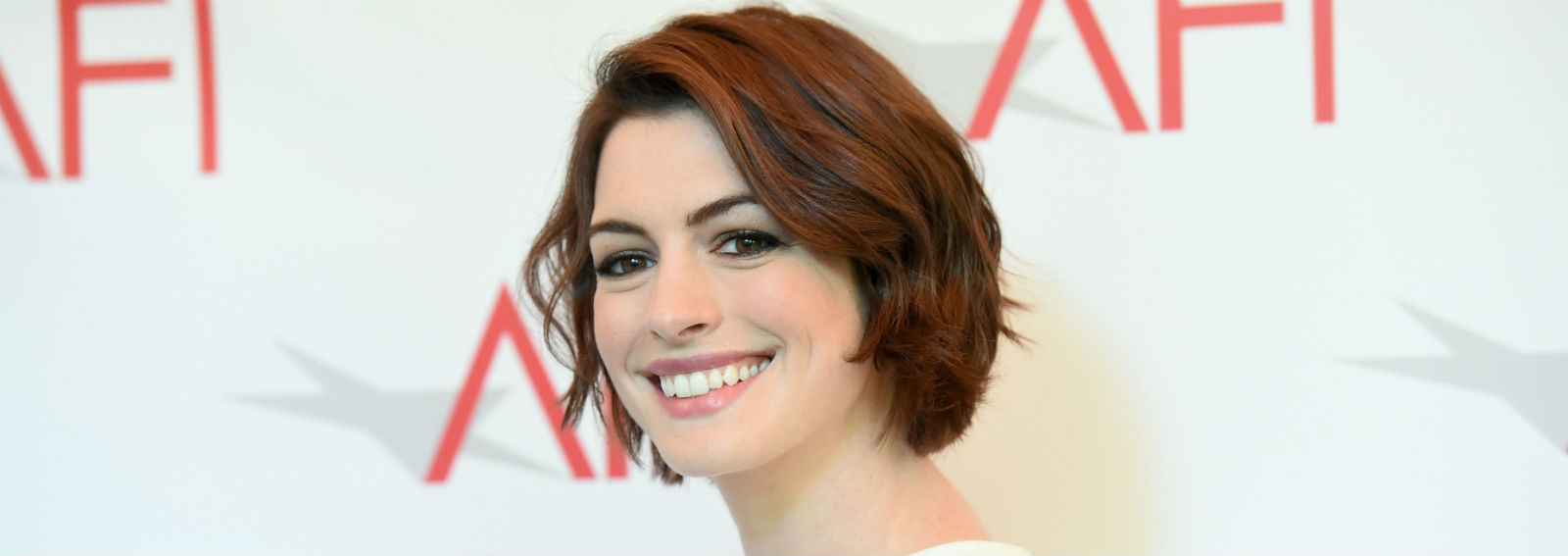 COVER-ANNE-HATHAWAY-CAPELLI-DESKTOP